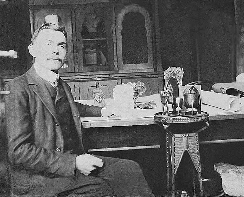 1. kép. Hikman Béla a pesti üzletében 1921