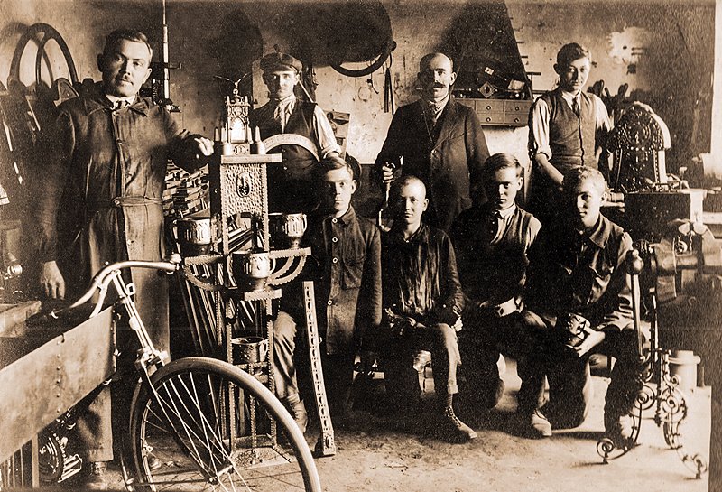 2. kép. A műlakatosmester a segédeivel inasaival a marcaliműhelyben 1930 as évek